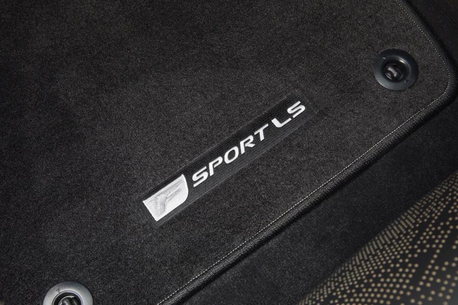 Детали интерьера Lexus LS500 F-Sport 2017 года  (NA) (фото 31 из 66)